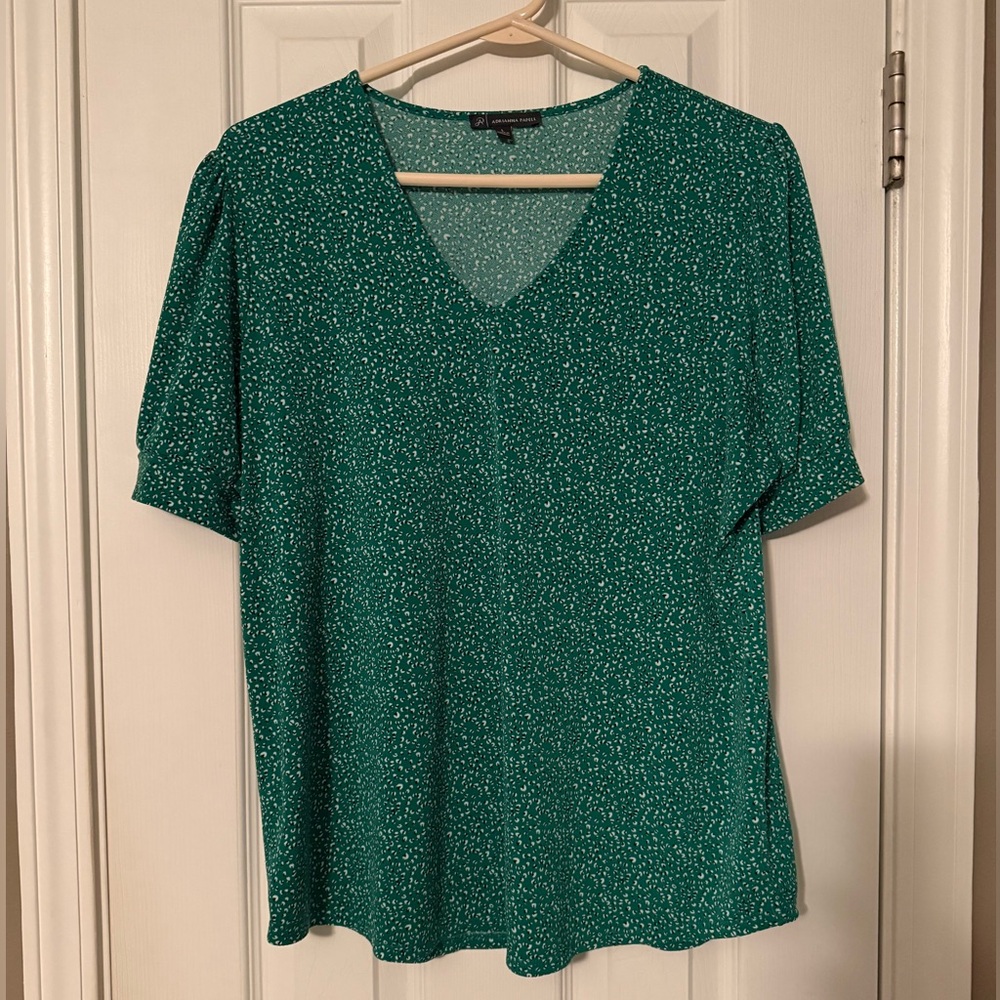 Adrianna Papell Green V-Neck Short Sleeve Blouse with White & Black Speckles